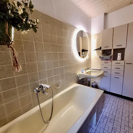 Bat Home Solutions Trier-Euren - Alles Was Ein Hotel Nicht Bietet - 10 Min Zur Altstadt - 98 Qm Scheune Fuer 9 Personen Mit Sternenhimmel, Wintergarten, Grill Und Kino - Barrierefrei Dank Lift & Auffahrt Apartment Trier